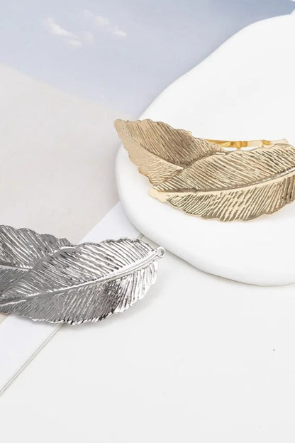 Barrettes à cheveux Agathe en métal doré et argenté – design plume gravée texturée