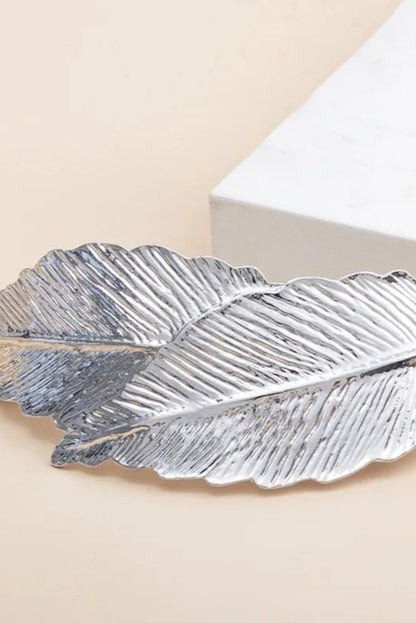 Barrette à cheveux Agathe argentée en métal – forme plume ciselée brillante
