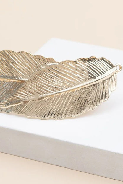 Barrette à cheveux Agathe dorée en métal – forme plume ciselée brillante