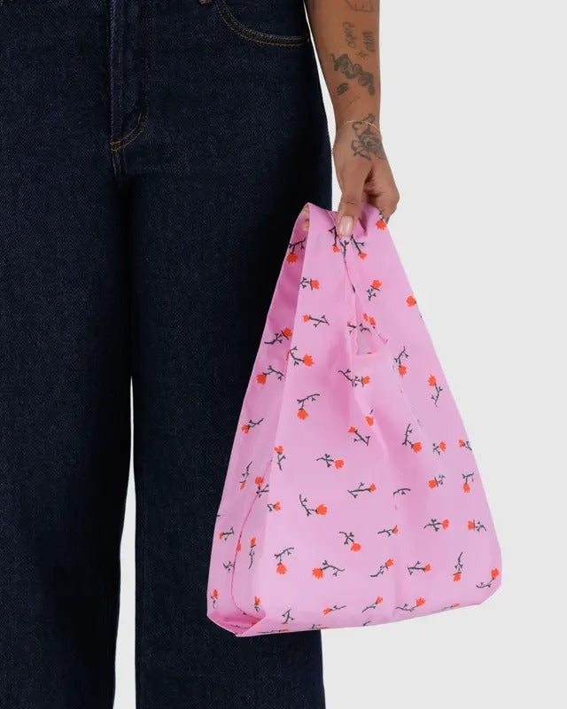 Sac bébé motif floral porté à la main