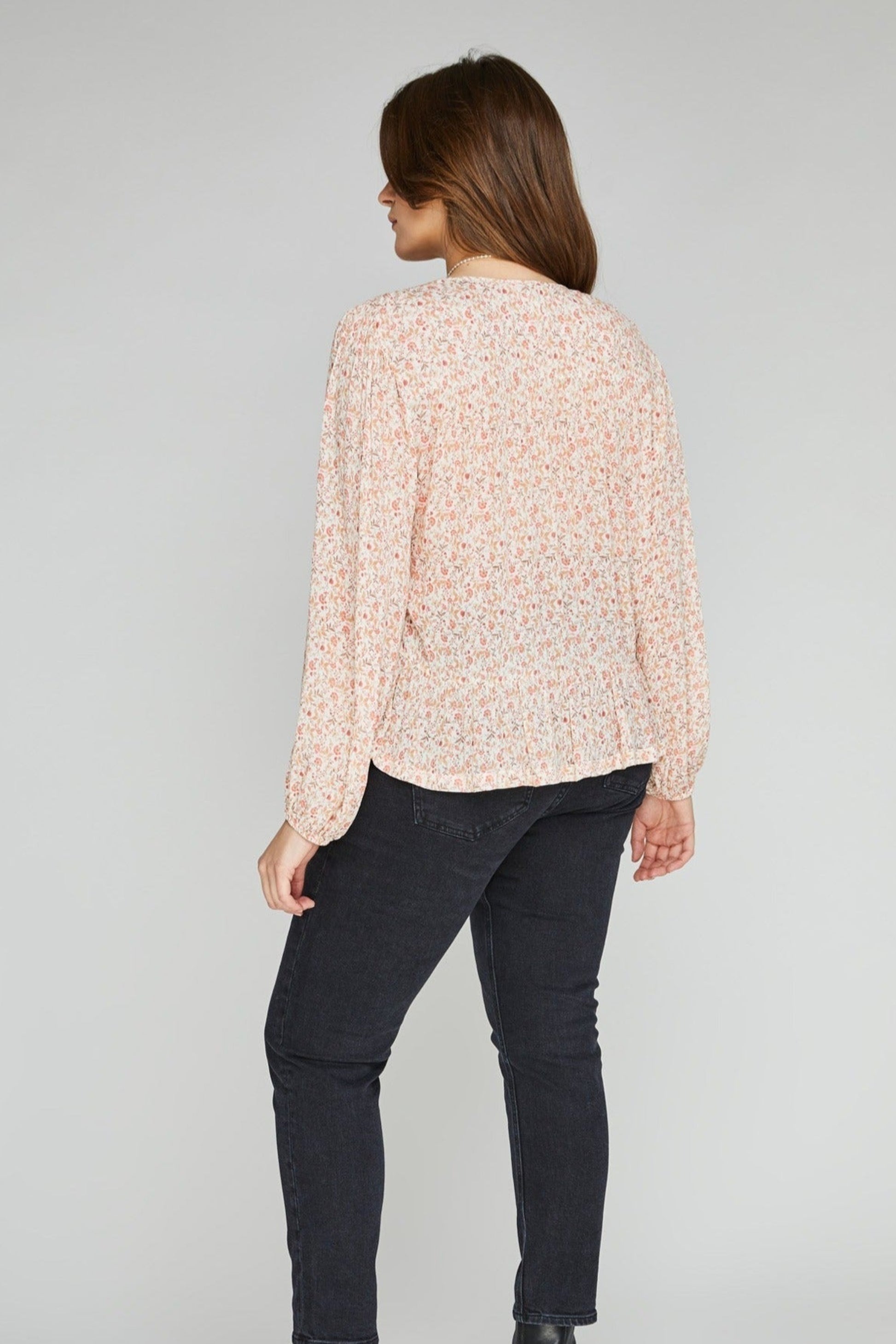 Vue de dos de la blouse fleurie Maddie Apricot Ditsy avec coupe fluide et manches longues.