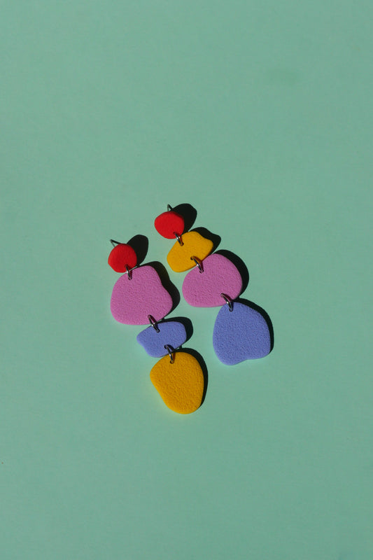 Paire de boucles artisanales multicolores en argile texturée, style artistique abstrait
