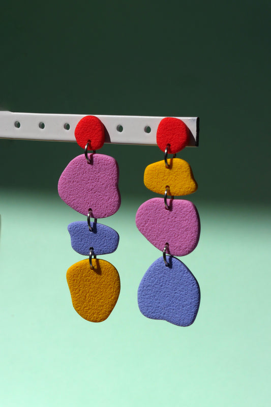 Boucles d’oreilles en argile polymère colorées avec formes libres et texture mate