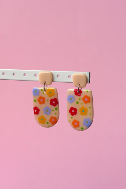  Boucles d’oreilles en argile crème décorées de petites fleurs colorées – design fait main