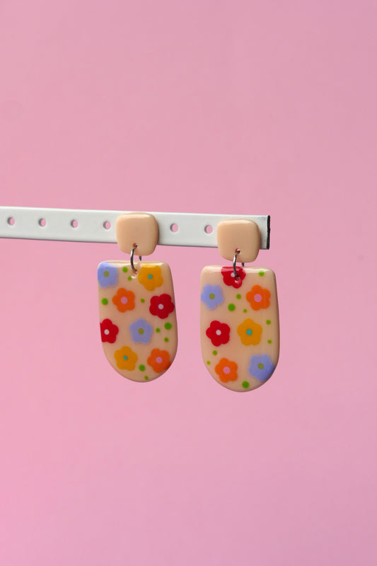  Boucles d’oreilles en argile crème décorées de petites fleurs colorées – design fait main