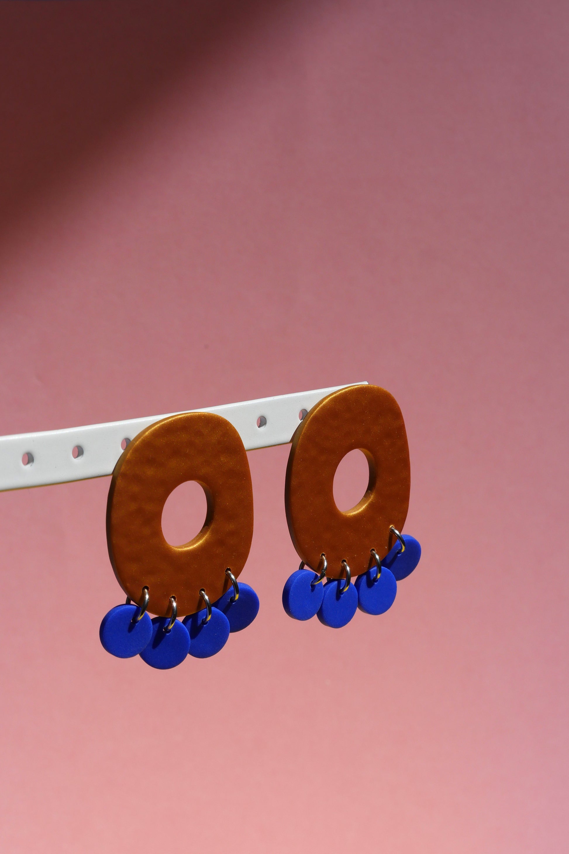 Paire de boucles d’oreilles en argile polymère or et bleu – style moderne et audacieux

