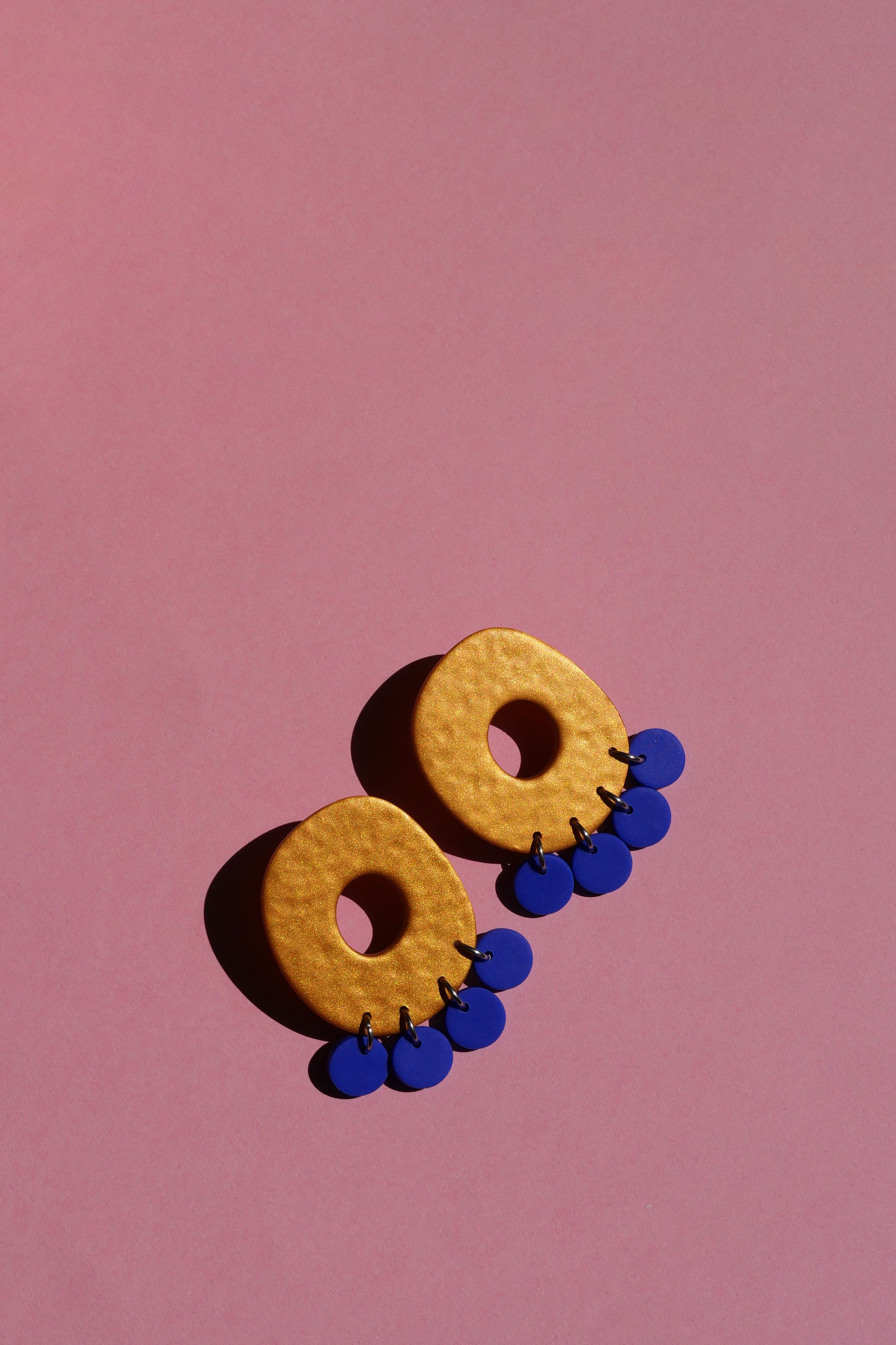 Boucles d’oreilles dorées mates avec pampilles rondes bleu électrique – forme large ajourée