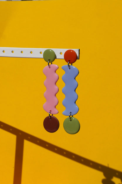 Boucles d’oreilles pendantes artistiques en argile, tons pastel et design ondulé fait main