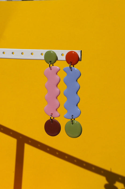 Boucles d’oreilles pendantes artistiques en argile, tons pastel et design ondulé fait main