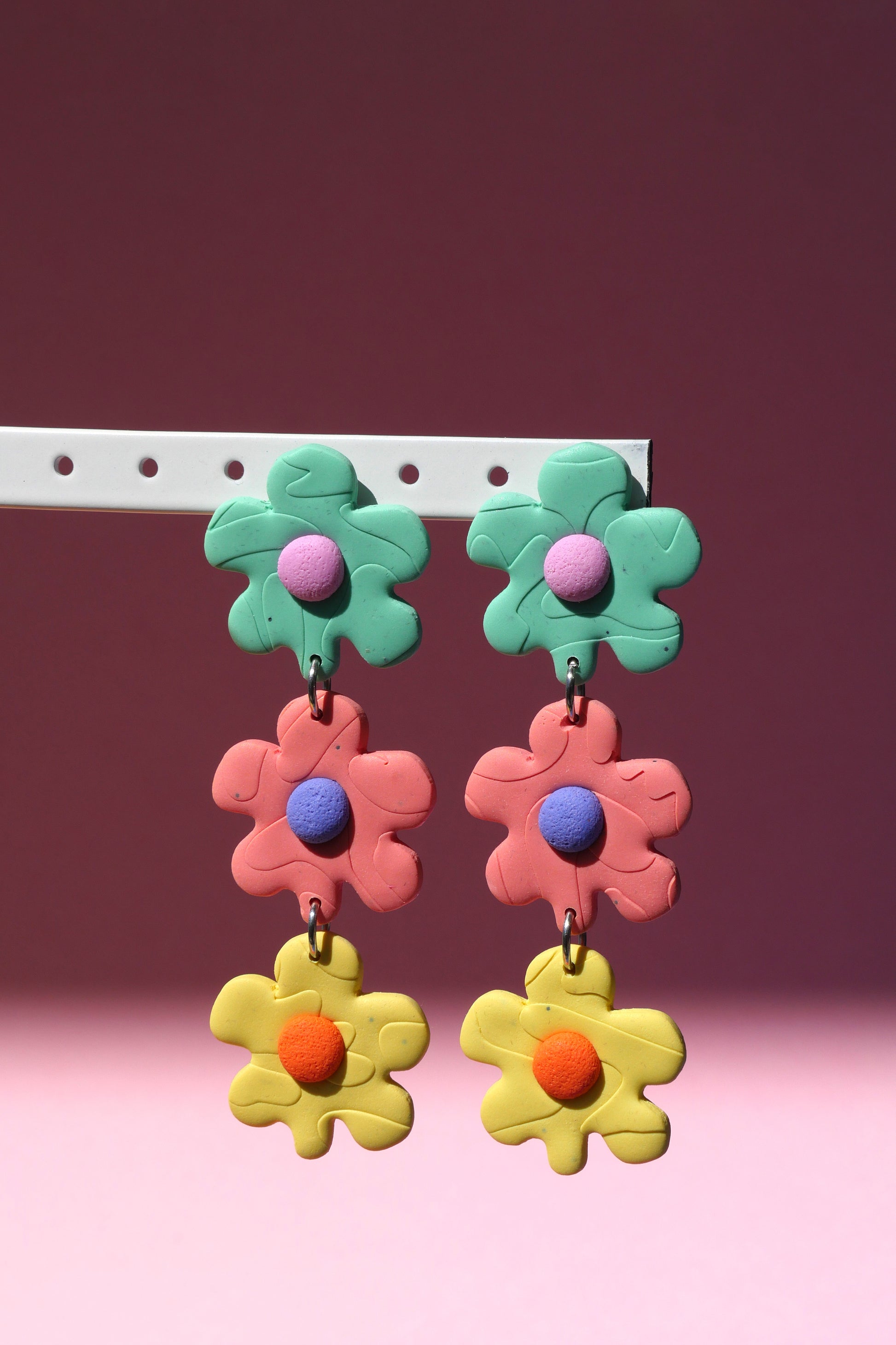 Boucles d’oreilles suspendues en argile polymère colorée – design floral unique