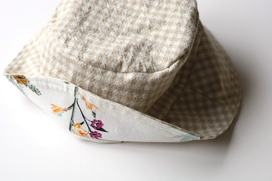Chapeau réversible vichy et fleurs pastels en coton et Lin
