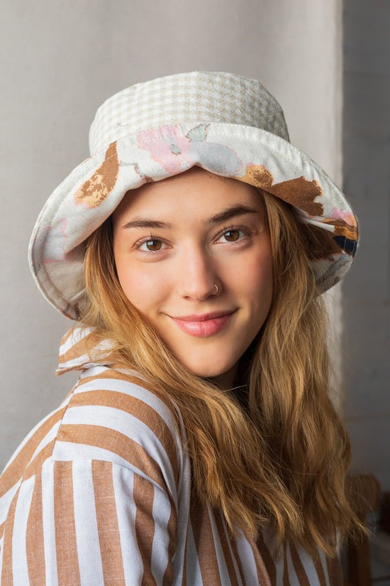 motif vichy beige en coton organique et imprimé abstrait coloré sur fond crème