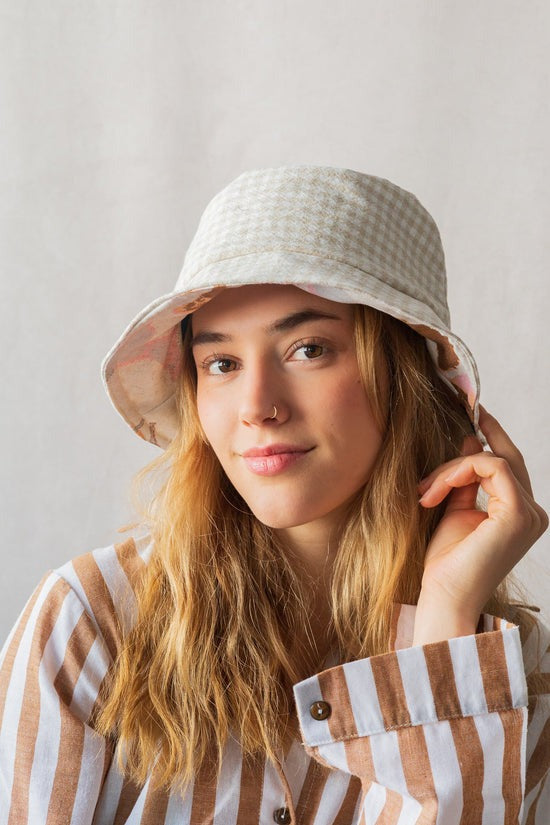 Chapeau réversible vichy et fleurs pastels en coton et Lin