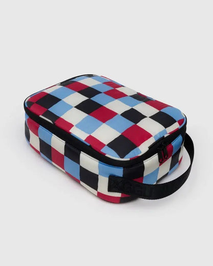 Boîte à lunch Damier peint fermée – Motif à carreaux rouge, bleu, noir et blanc, avec poignée