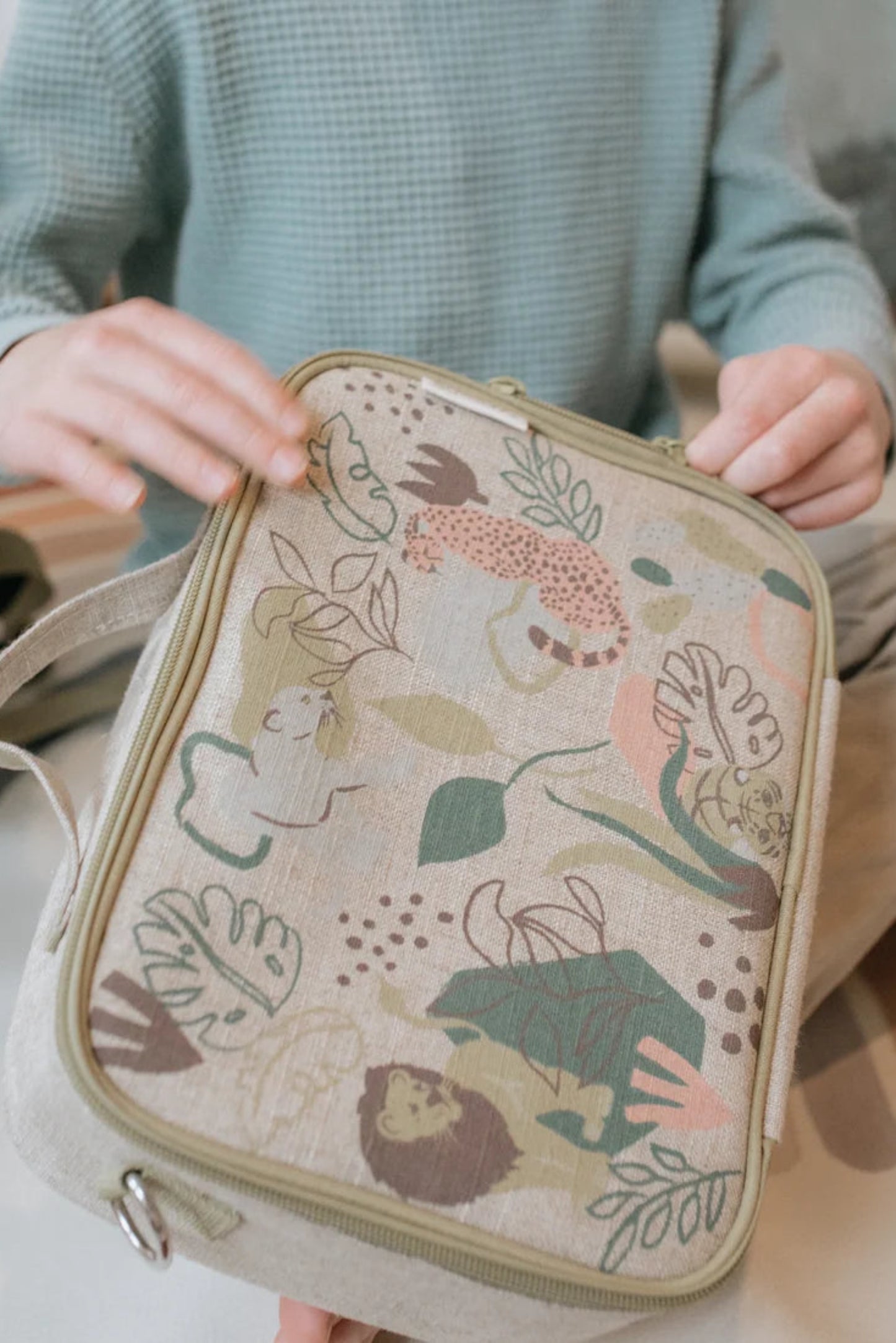 Boîte à lunch SoYoung Les Félins de la Jungle utilisée au quotidien, avec imprimé doux et format pratique.