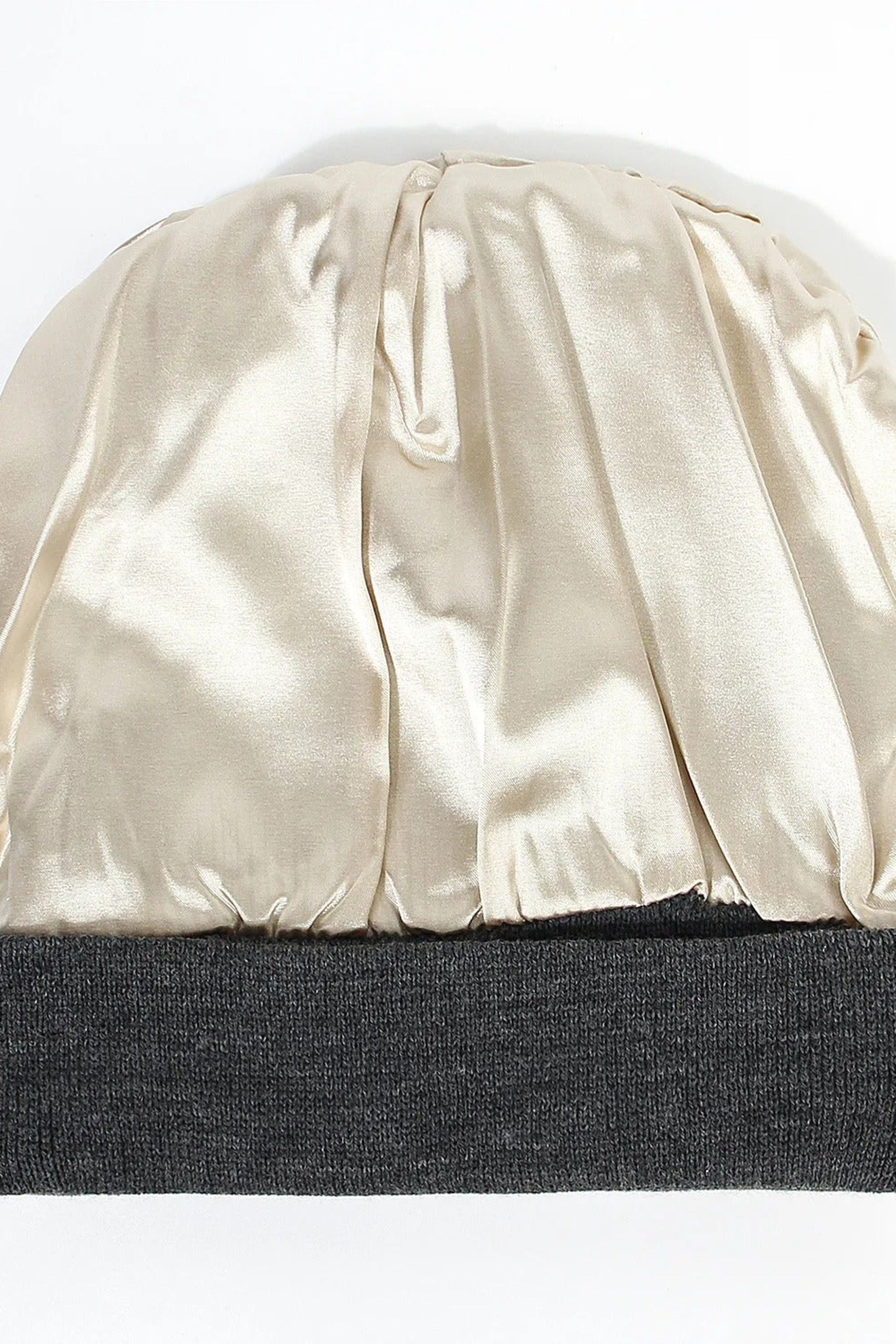 doublure satin beige du bonnet ivy pour protection des cheveux