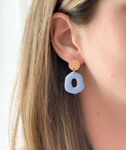 Boucles d’oreilles Affirmée – argile bleu ciel et attache ronde plaquée or 24K, portées à l’oreille