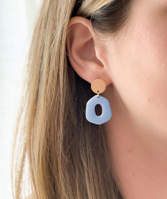 Boucles d’oreilles Affirmée – argile bleu ciel et attache ronde plaquée or 24K, portées à l’oreille