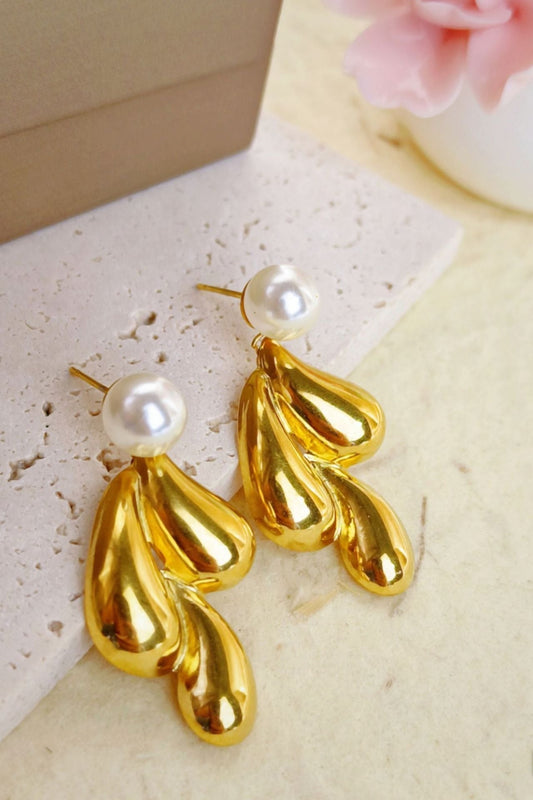 Boucles d’oreilles Gouta dorées en acier inoxydable plaqué or avec perle en acrylique élégante.