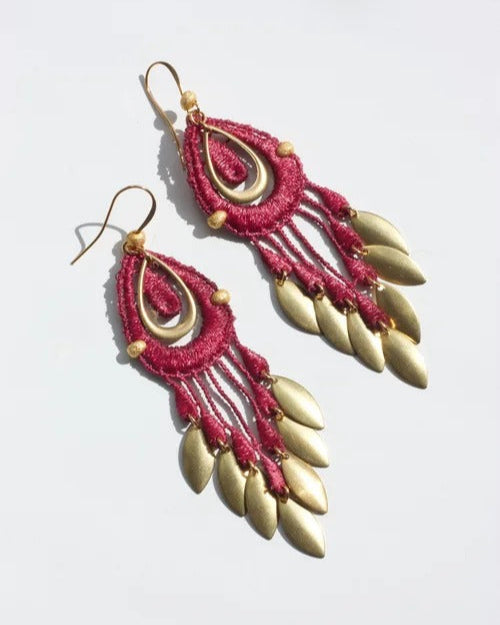 Boucles d’oreilles Koi II en tissu brodé couleur bordeaux avec pampilles dorées, vue de face