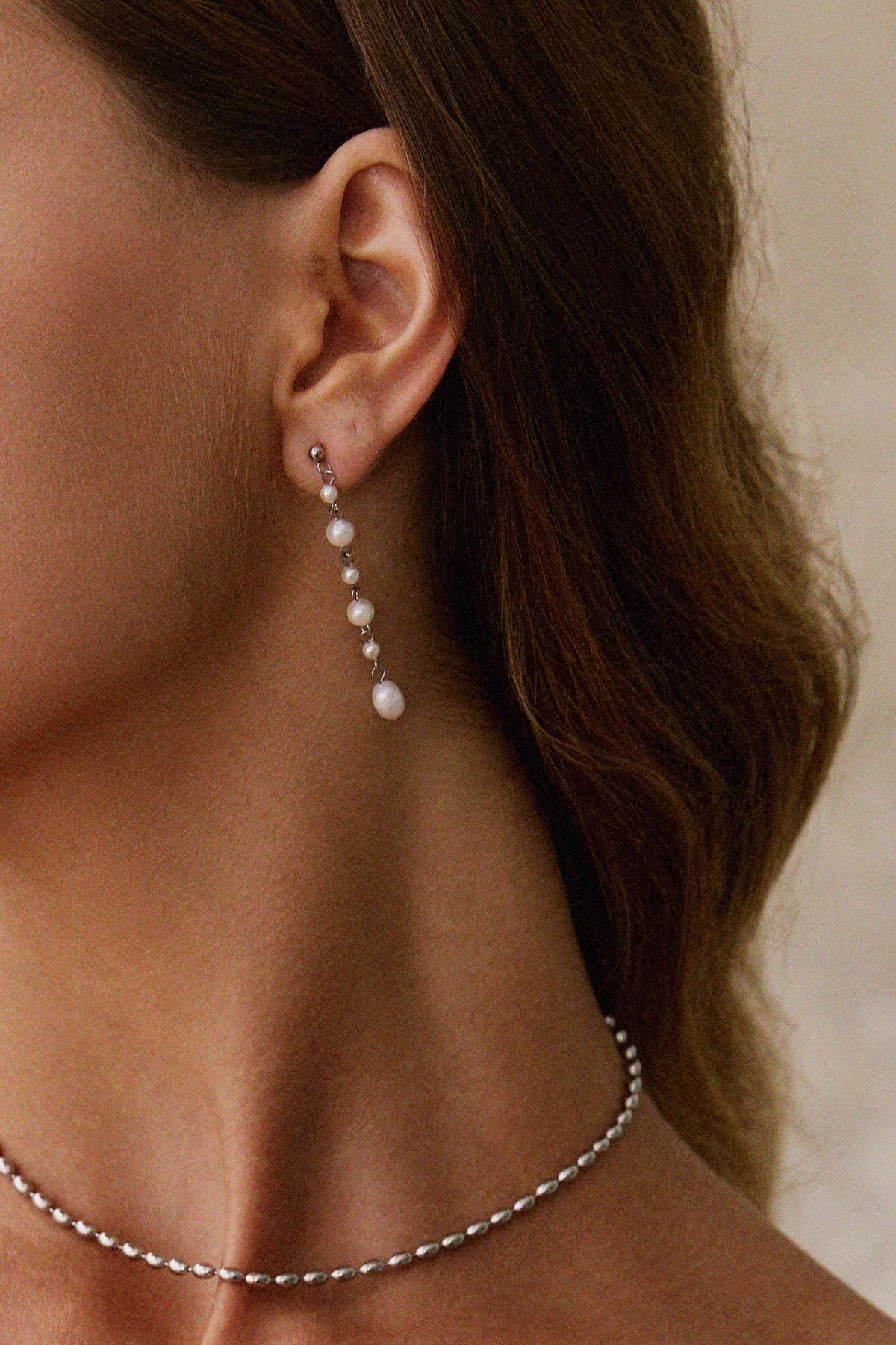 Zoom sur les boucles Capri en acier inoxydable argent – perles brillantes et finition fine