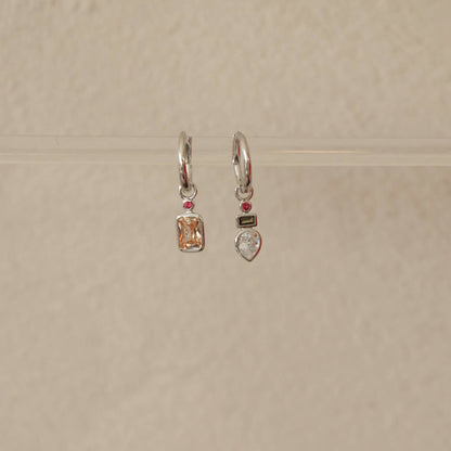 Vue de face des boucles d’oreilles créoles asymétriques – argent sterling et pendentifs zirconium amovibles