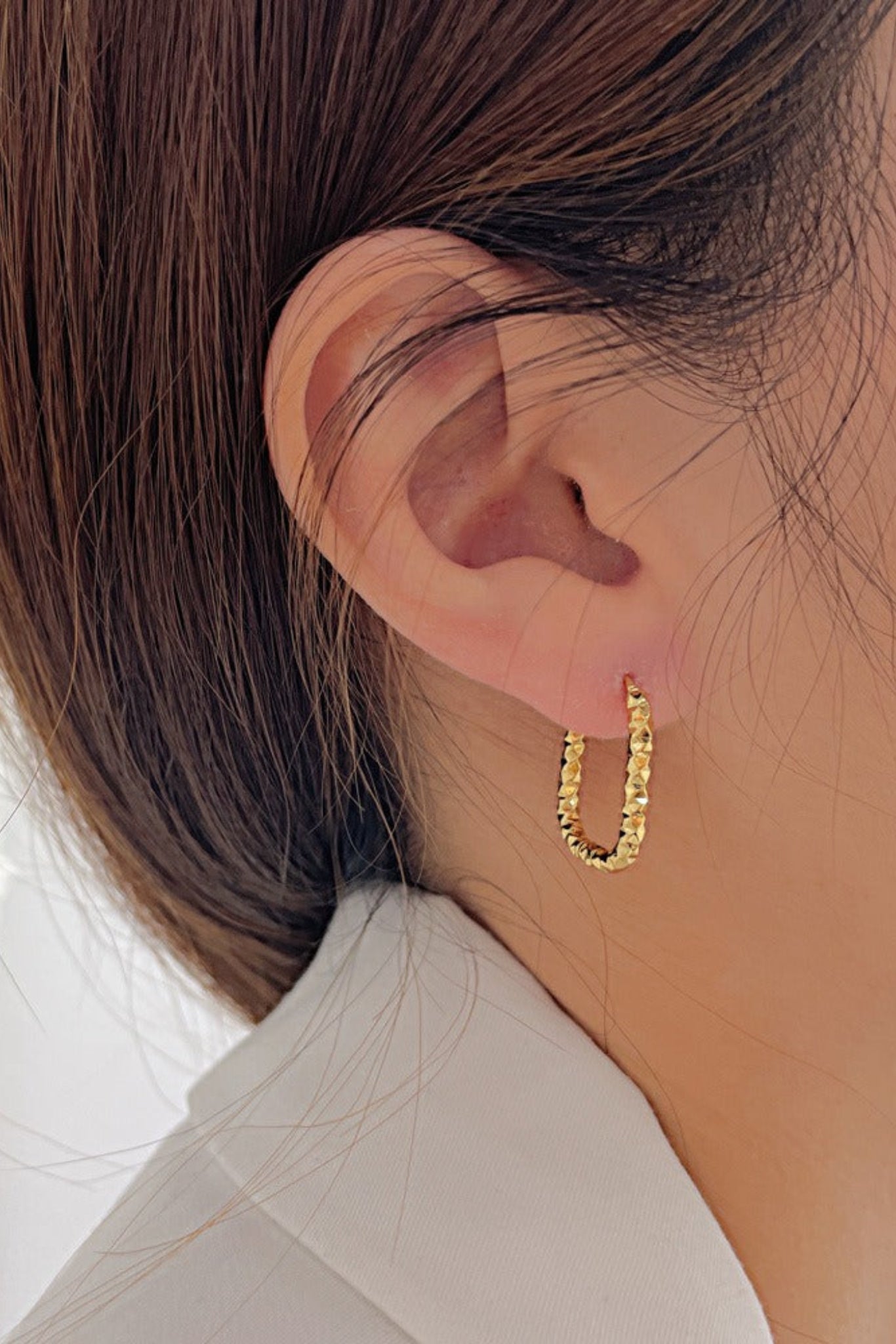 Boucles d’oreilles Cléo dorées portées, forme ovale martelée 1,5 x 2 cm