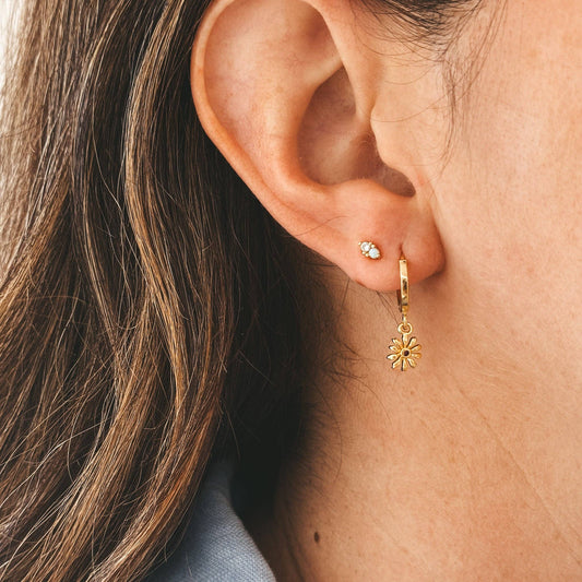 Boucles Elaro portées au lobe – mini puces dorées avec opale et zircon