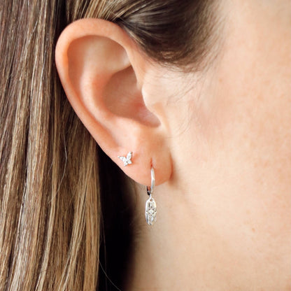 Vue portée des boucles d’oreilles Elavya en argent – mini créoles et pendentif étoile