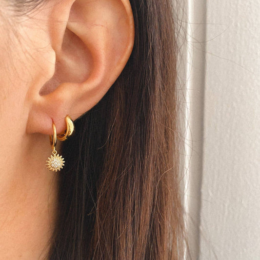 Vue portée des boucles Holdo – créoles dorées épaisses au lobe