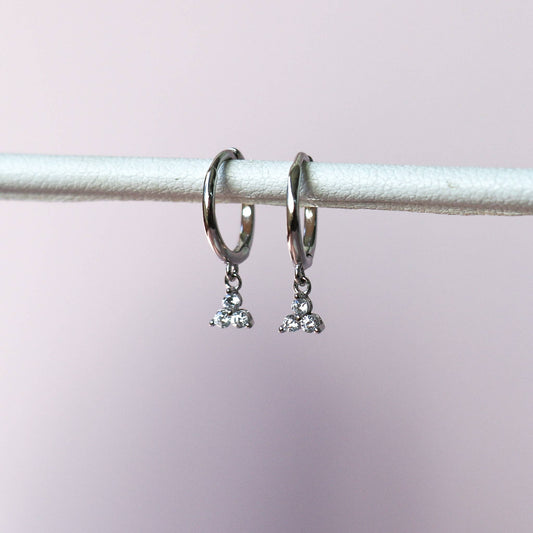 Boucles Ofina argentées suspendues – pampilles zircon brillantes sur créoles argentées