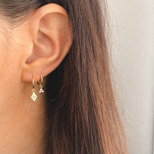 Boucles Ofino dorées portées – mini créoles scintillantes au lobe