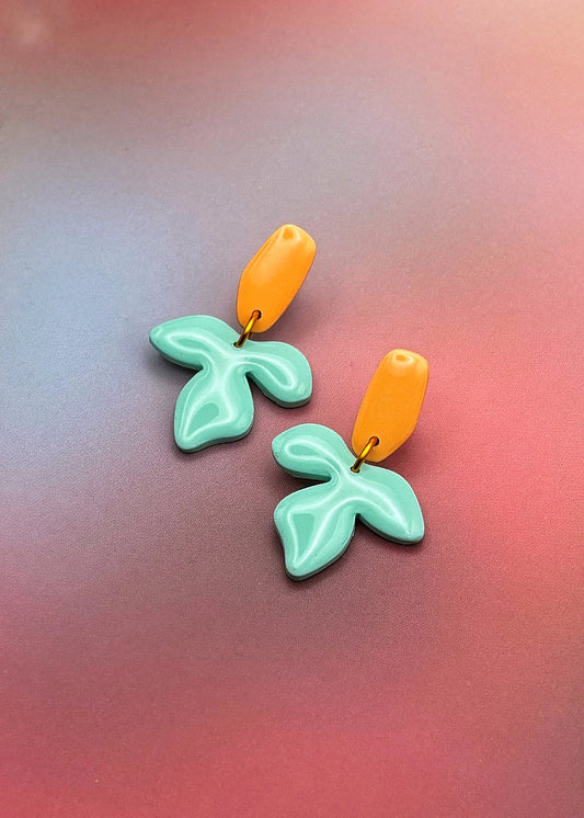 Boucles d’oreilles faites main en argile polymère menthe et orange, vue studio
