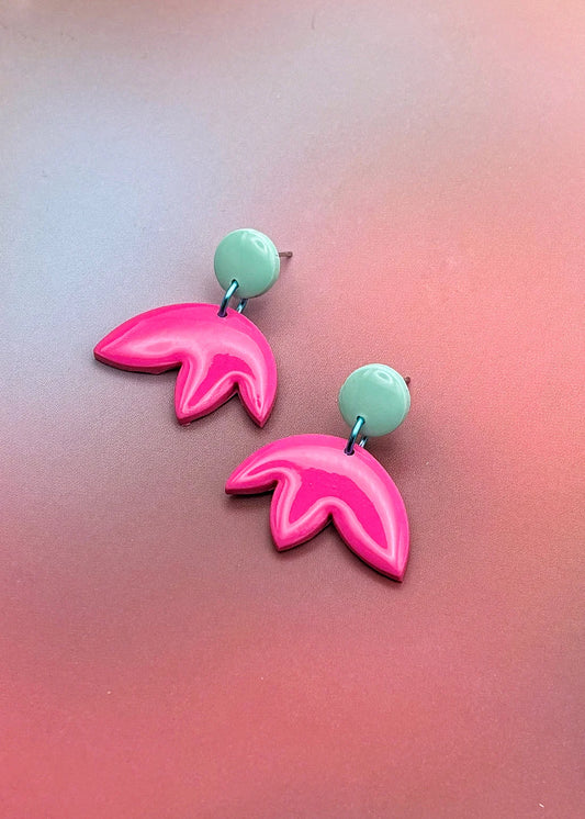 Boucles d’oreilles artisanales en argile polymère rose fuchsia et menthe, vue studio

