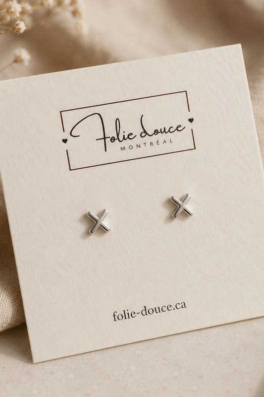 Boucles d’oreilles Croix Argent en acier inoxydable présentées sur carton Folie Douce.