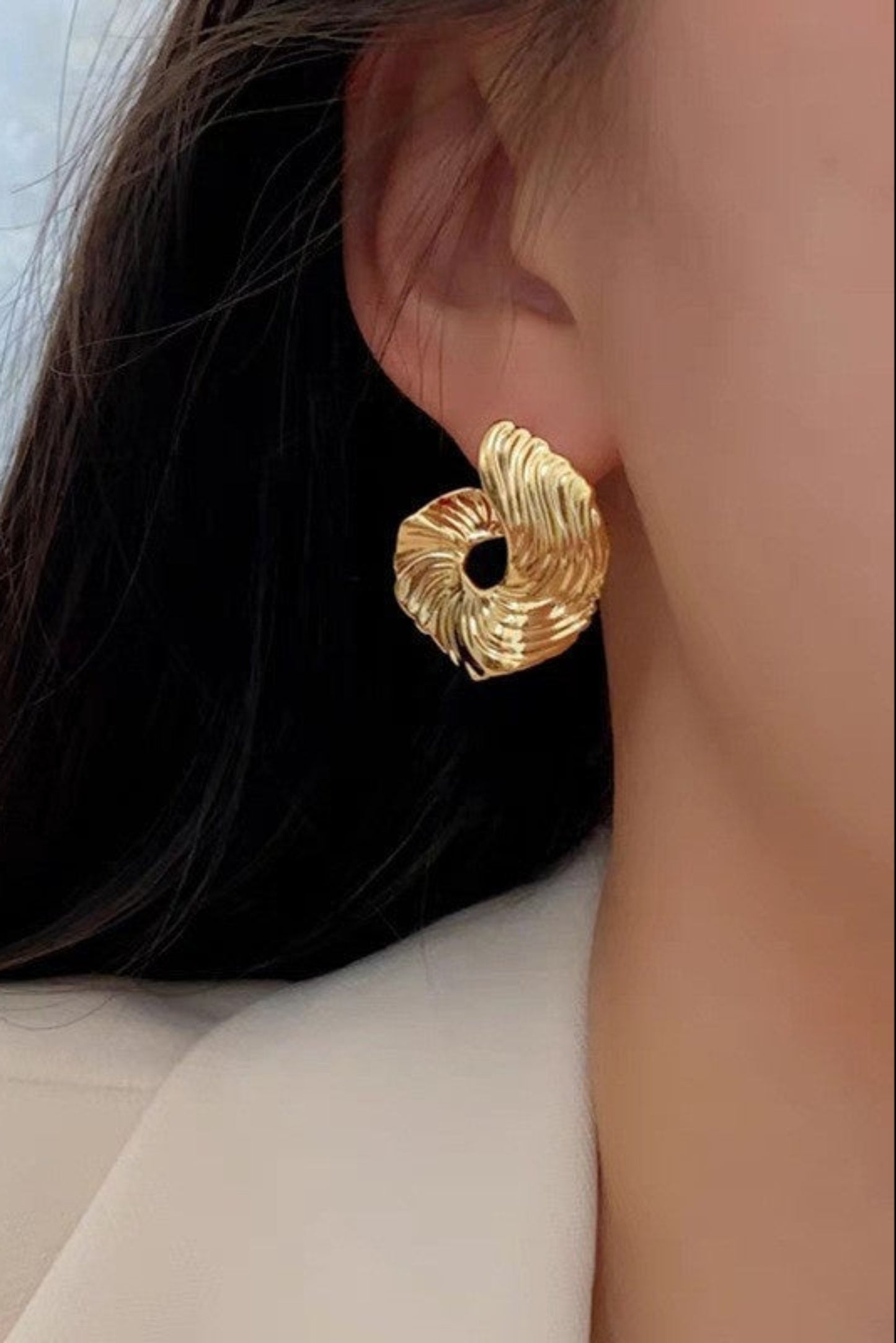 Boucles d'oreilles rétro en acier inoxydable plaqué or portées style chic minimaliste