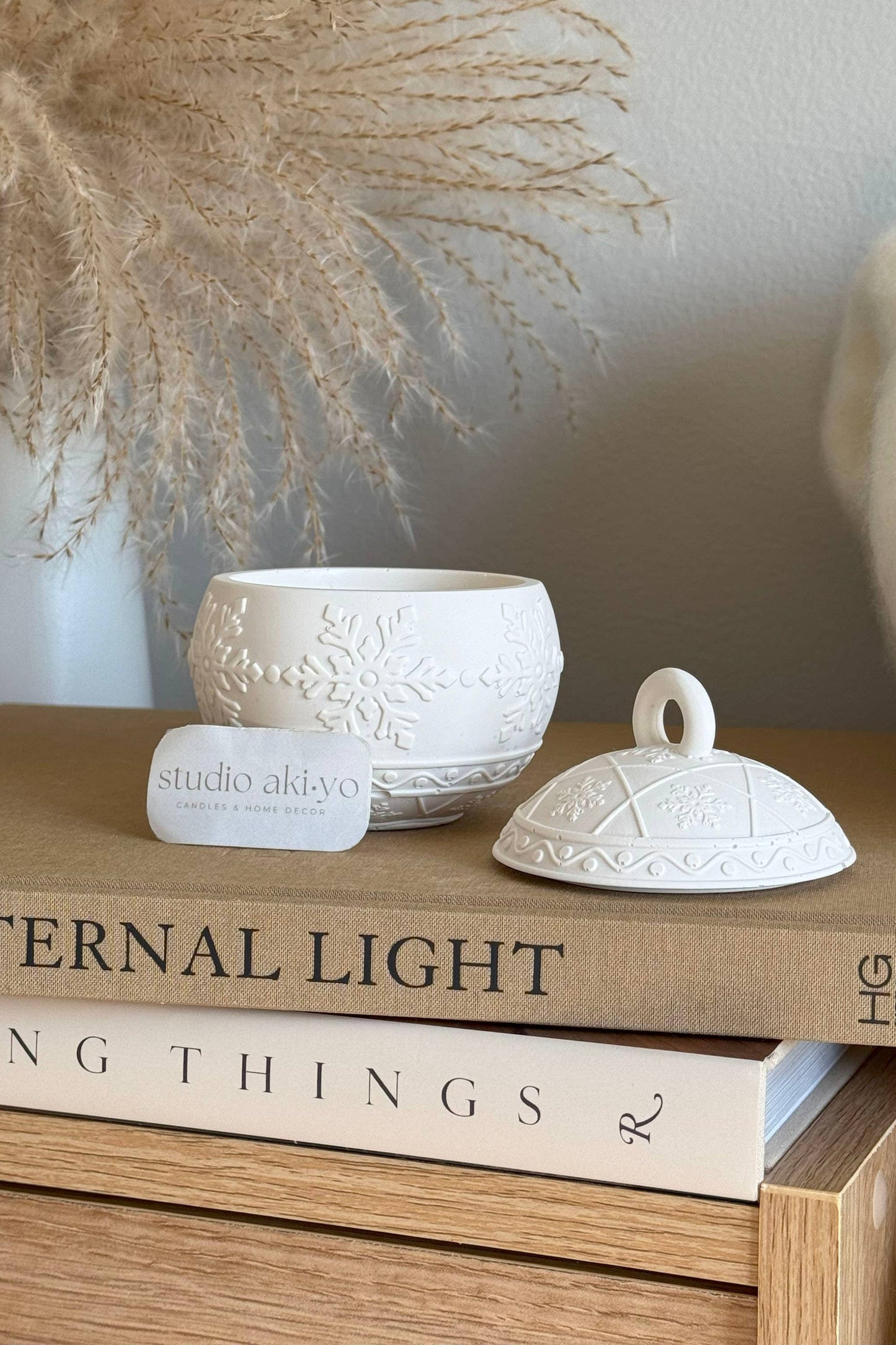 Bougie boule blanche sculptée, inspiration flocon d’hiver, cire de soja naturelle, mèche en bois.