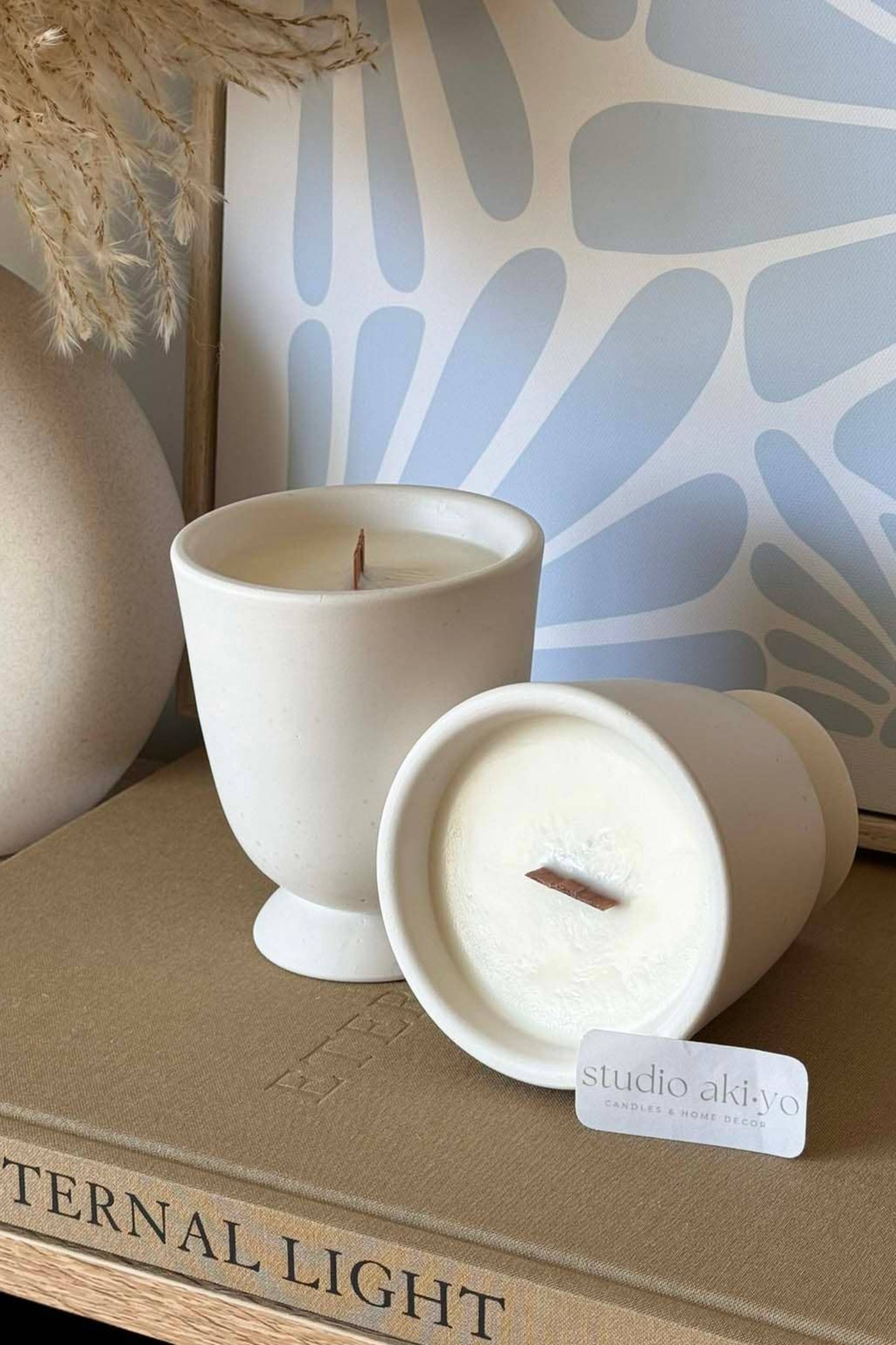 Bougie artisanale parfumée café et caramel, cire de soja naturelle, pot beige minimaliste.