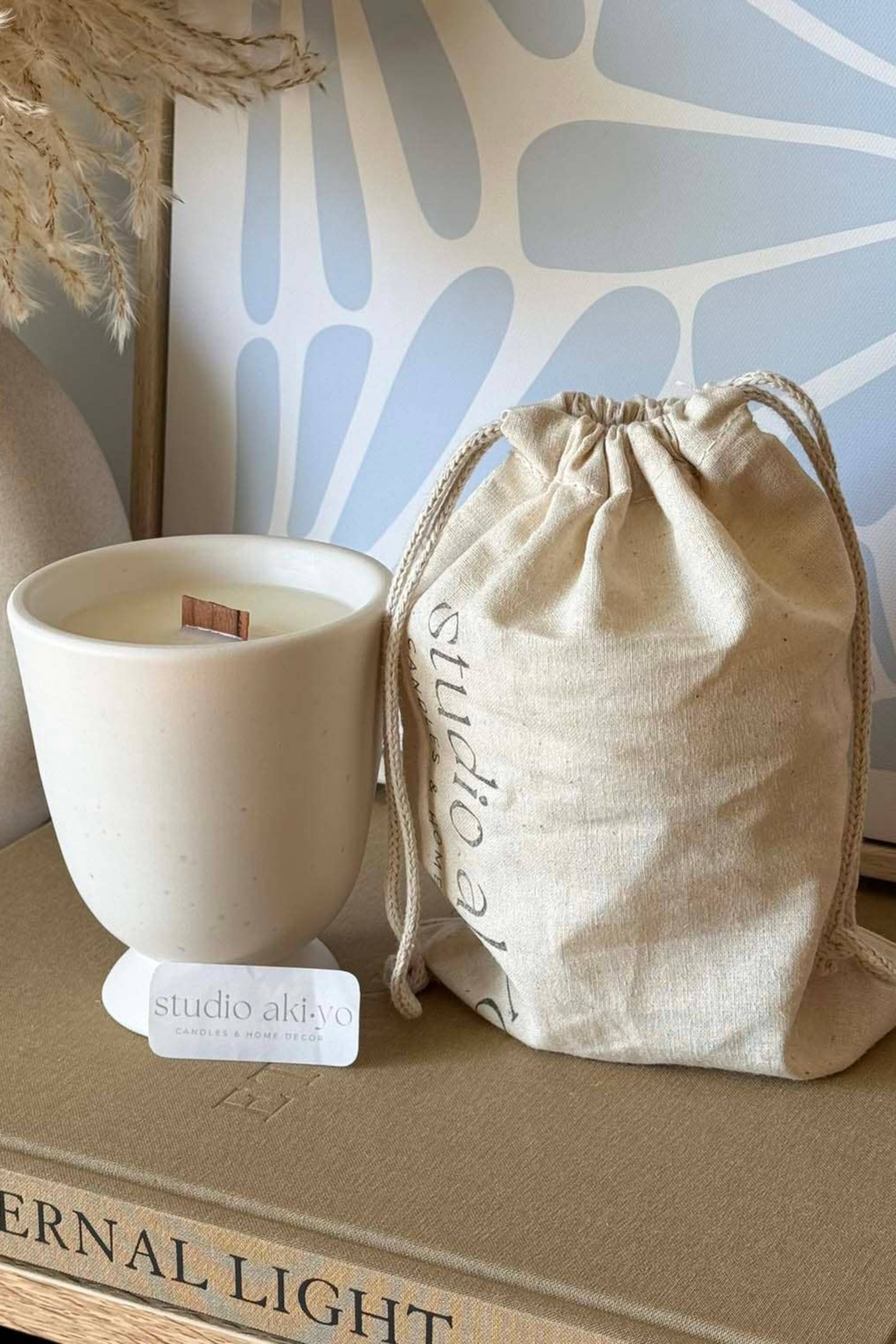 Ensemble de bougies Café du matin avec mèche en bois et pot beige mat, ambiance naturelle et apaisante.