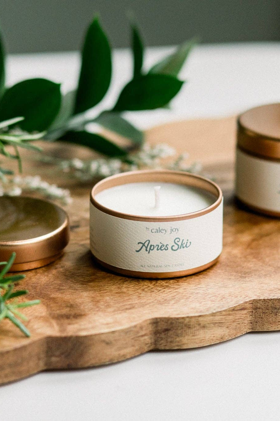 Détail du pot doré et de l’étiquette crème de la bougie Après Ski • Mèche en coton