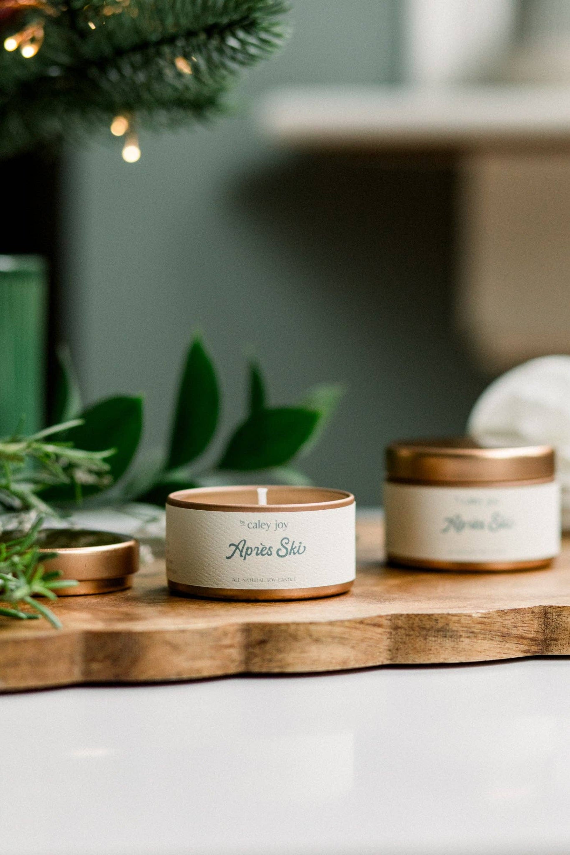 Bougie Après Ski ouverte sur planche de bois • Cire de soja naturelle et pot doré