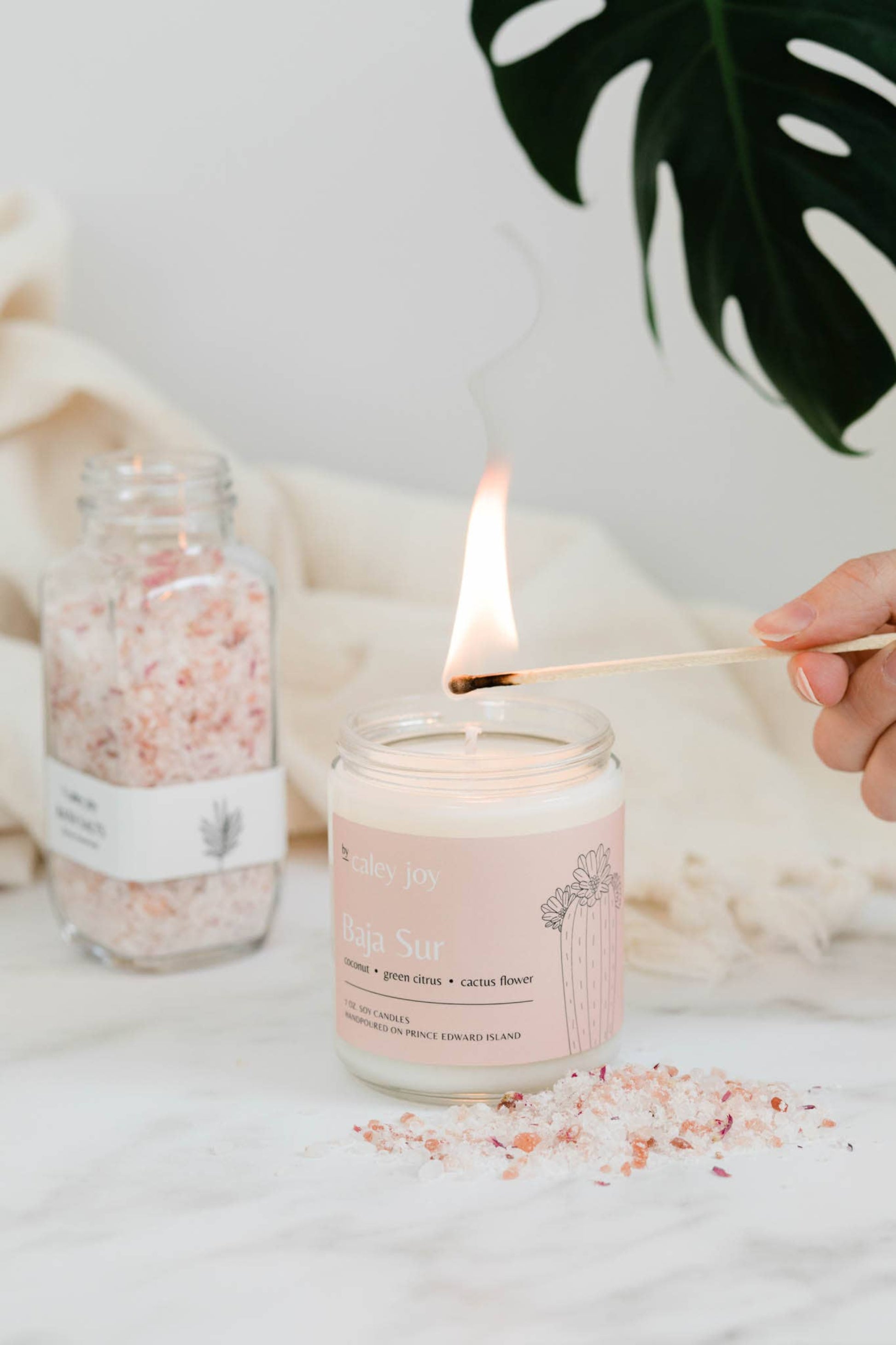 Bougie de soya parfum noix de coco et agrumes verts allumee ambiance lumineuse minimaliste