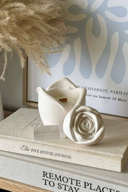  Bougie artisanale en forme de rose ouverte avec couvercle à côté