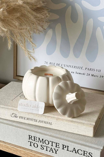 Gros plan bougie citrouille avec couvercle à côté