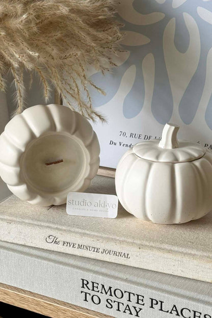 Bougie parfumée ouverte avec mèche bois et pot citrouille