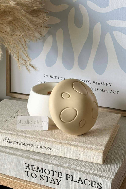 Bougie champignon parfumée en céramique beige avec mèche en bois et couvercle champignon à côté