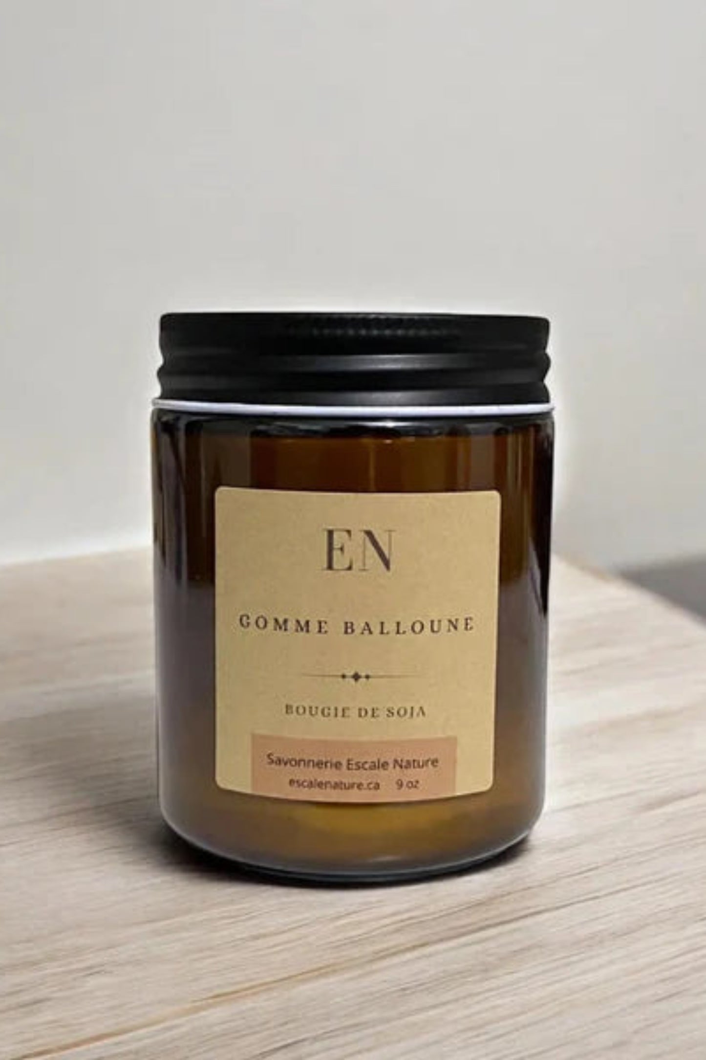 Bougie Comme Balloune en cire de soja vue de face • Parfum gomme balloune sucrée dans pot ambré
