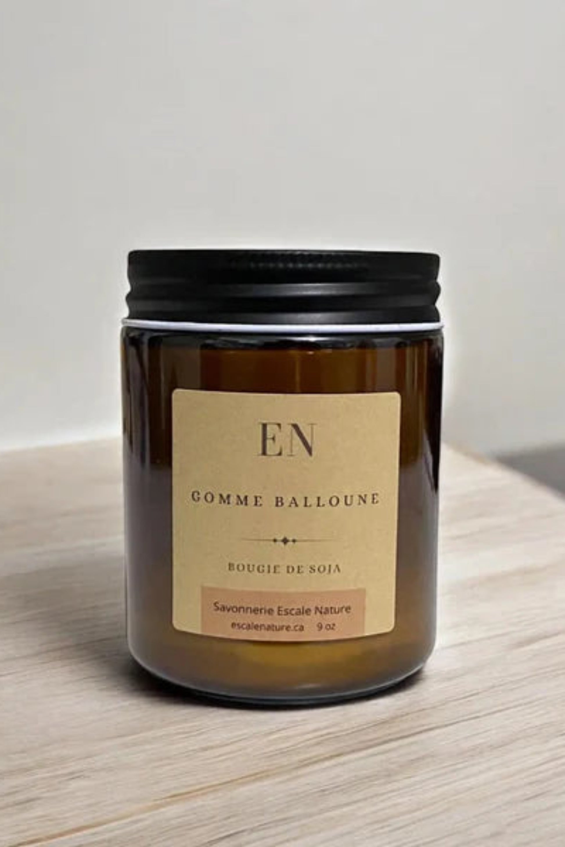Bougie Comme Balloune en cire de soja vue de face • Parfum gomme balloune sucrée dans pot ambré