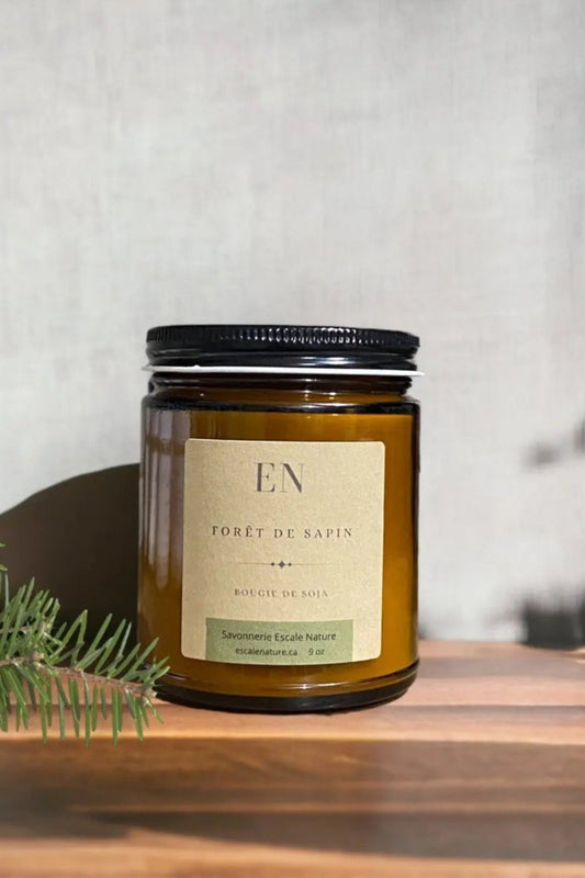 Bougie parfumée Forêt de Sapin en cire de soja vue de face • Contenant ambré et ambiance naturelle