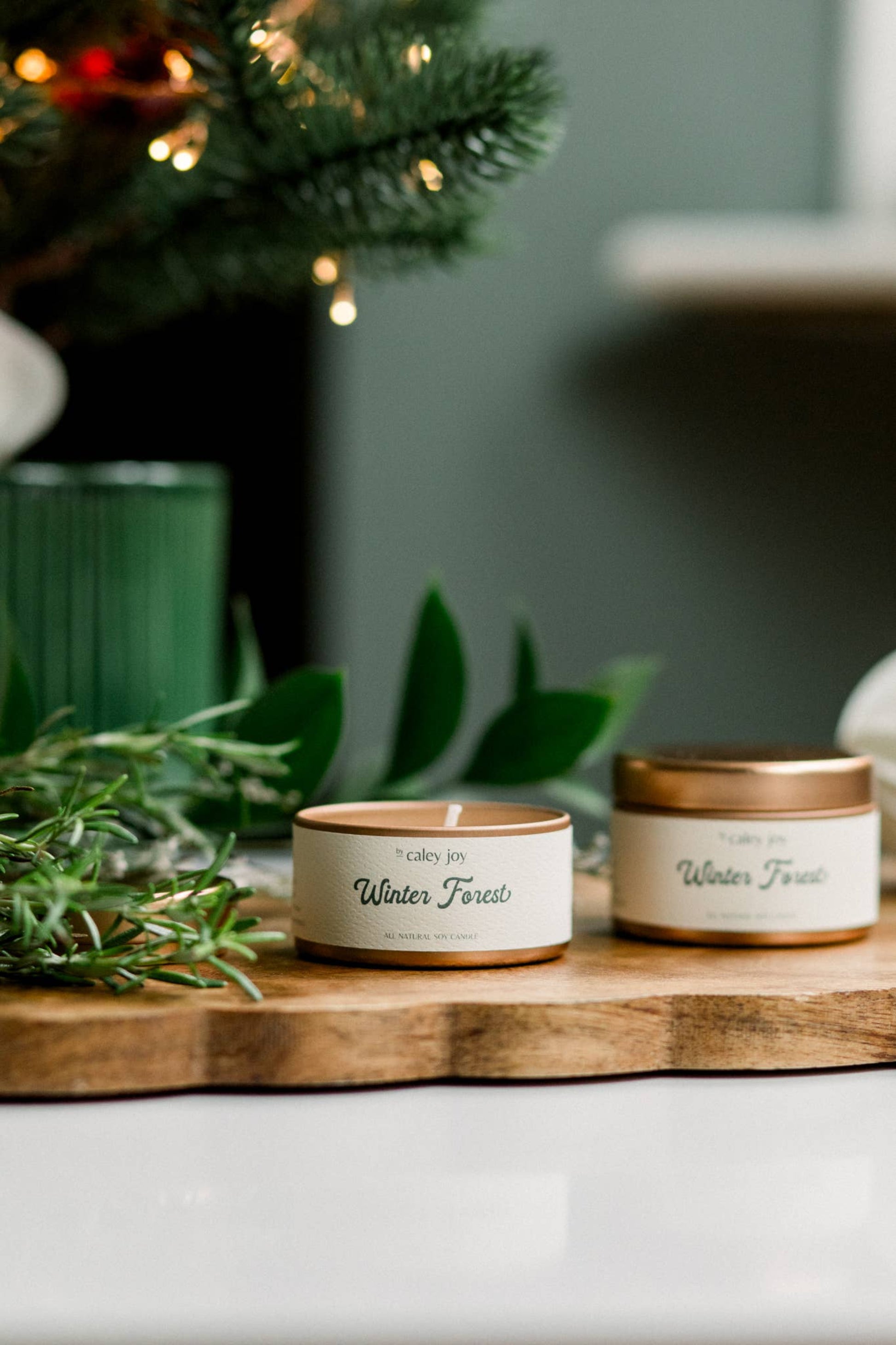 Bougie Forêt d’Hiver en cire de soja avec feuillage vert • Parfum sapin et eucalyptus